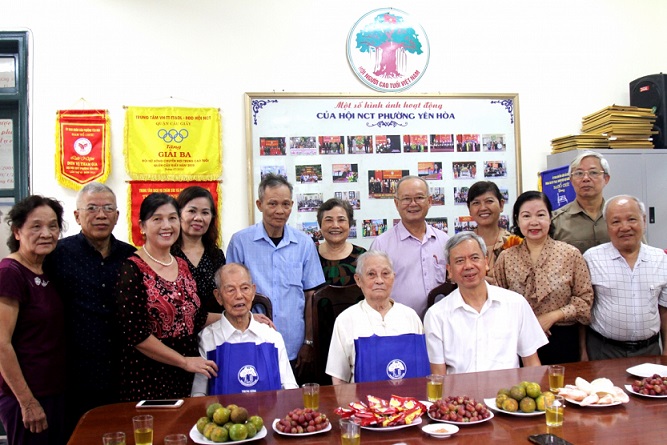 Phó Chủ tịch Phan Văn Hùng thăm, tặng quà NCT tiêu biểu quận Ba Đình, quận Cầu Giấy, TP Hà Nội